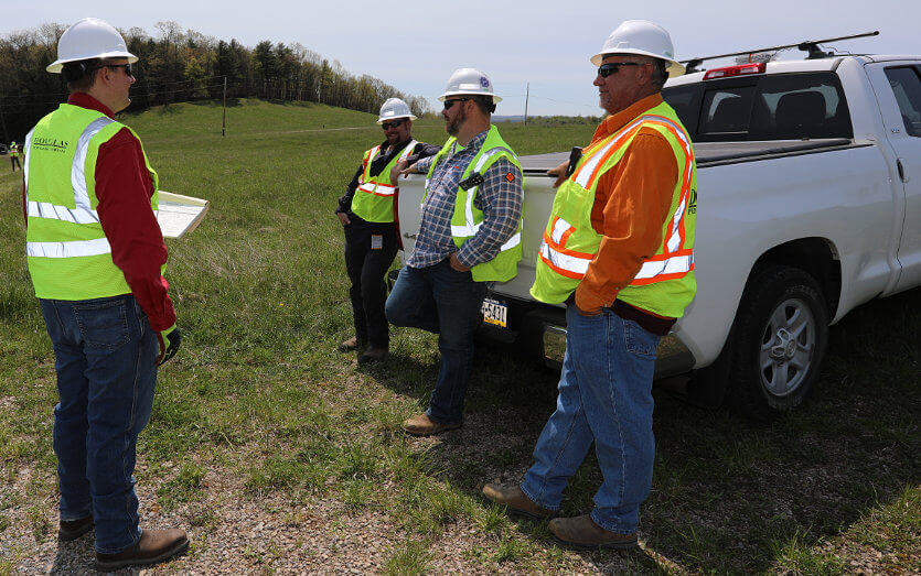 Tailgate project management meeting for pipeline systems